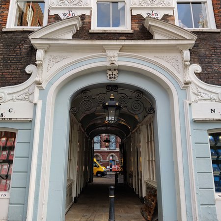 honourablesocietyoflincoln'sinn8.jpg