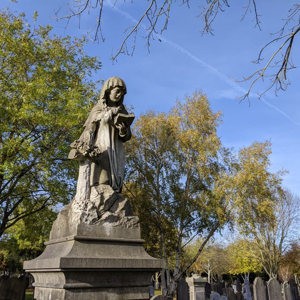 Angel Statue at Glasnevin cemetery.jpg