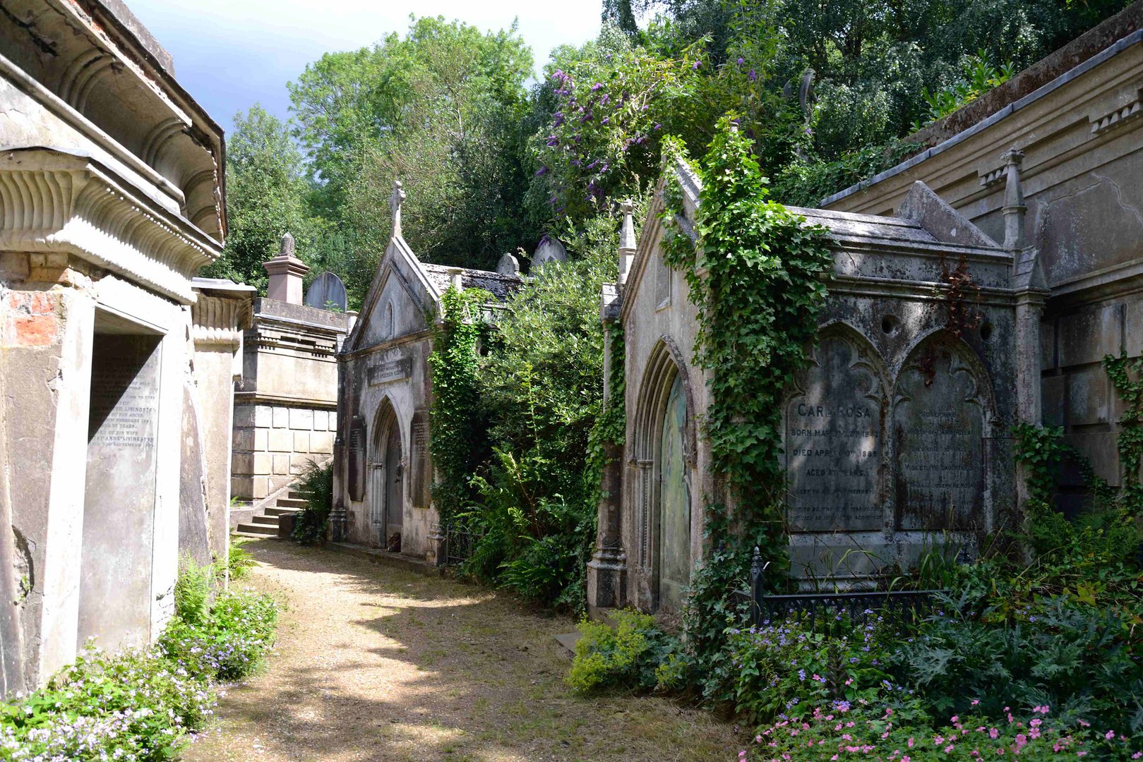 Highgate Cemetery: Satanism, Sex Rituals, Vampires and Duels